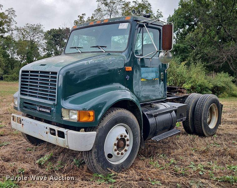 1995 International 8100 semi truck - EB8338