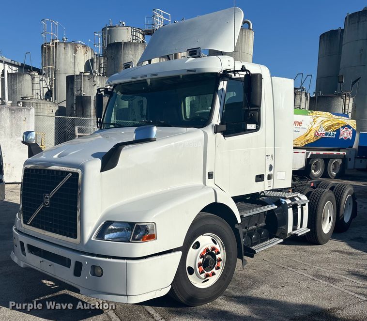 2017 Volvo VNM semi truck - EC3808