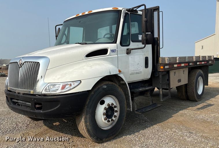 2005 International 4300 flatbed truck - EC4406