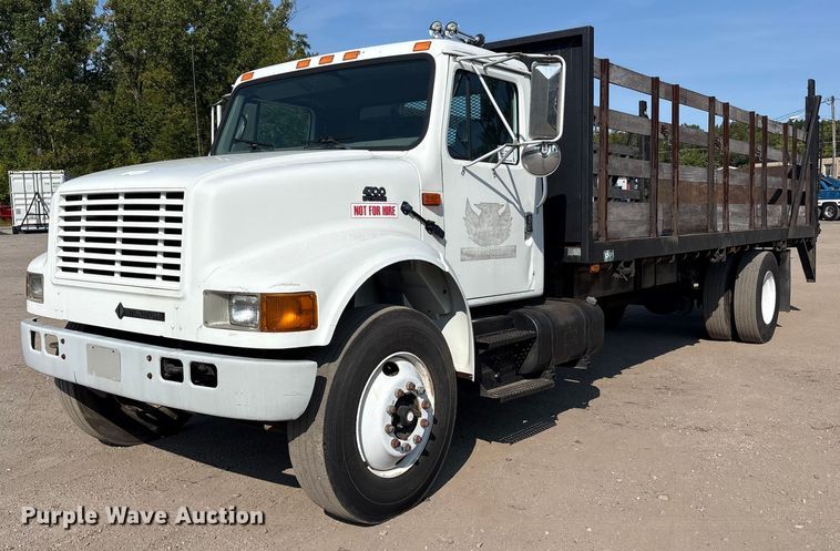 2001 International 4700 flatbed truck - EC4412
