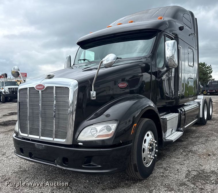 2013 Peterbilt 587 semi truck - EG5917