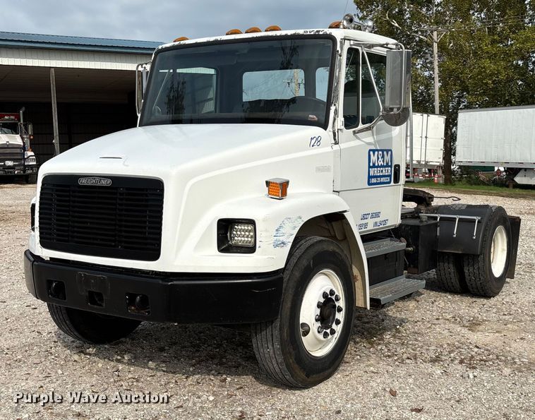 1995 Freightliner FL70 semi truck - EN5604