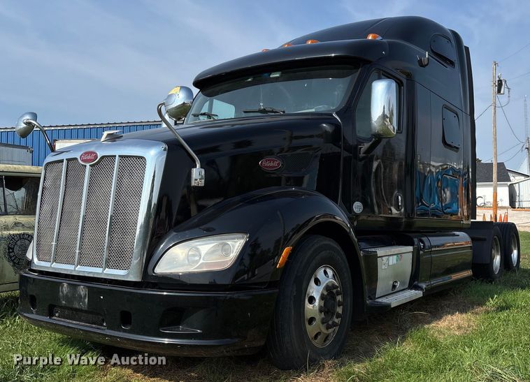 2016 Peterbilt 587 semi truck - EN5607
