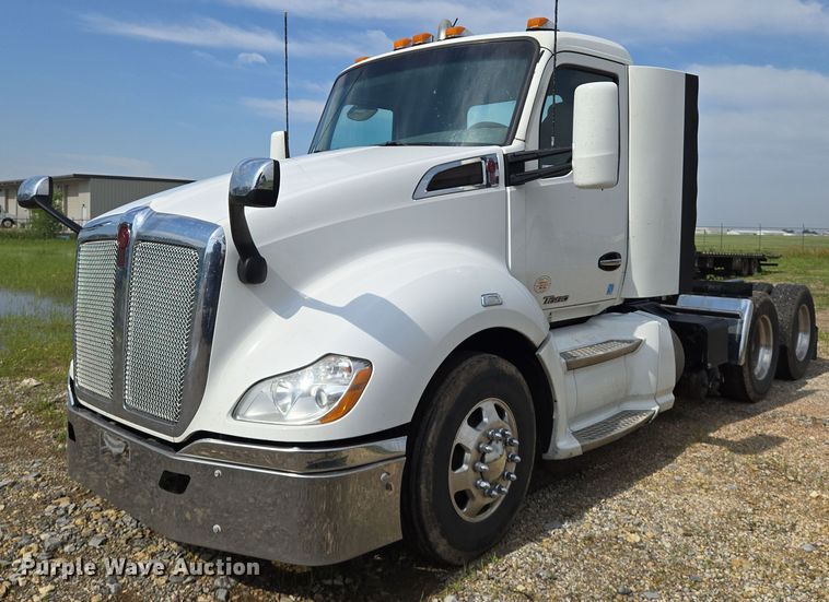 2017 Kenworth T680 semi truck - EN8038