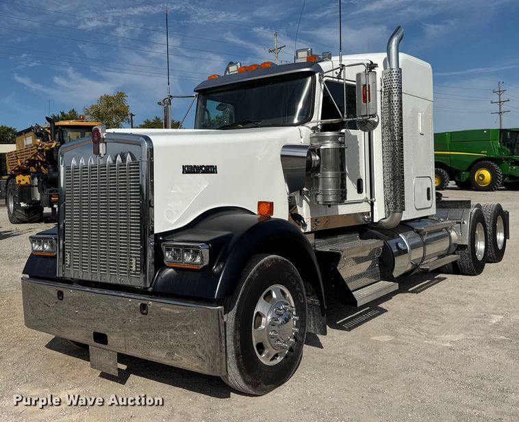 2016 Kenworth W900L semi truck - ER0043