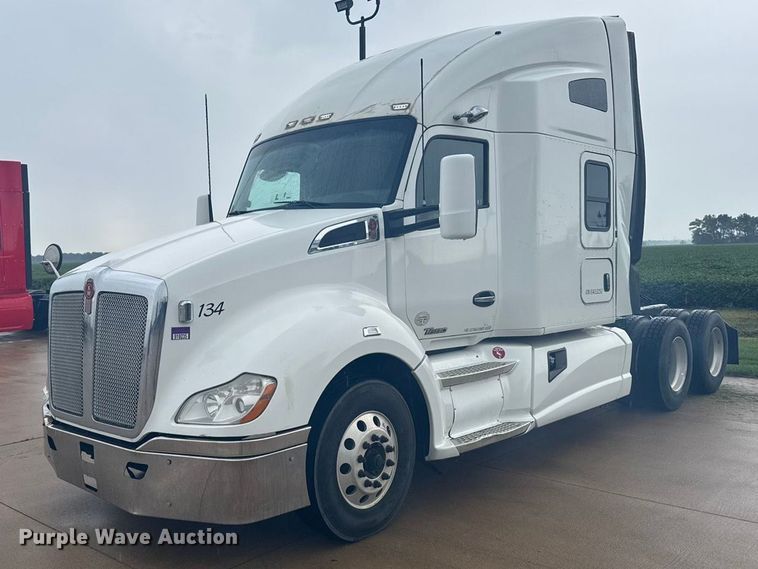 2015 Kenworth T680  semi truck - ER2395