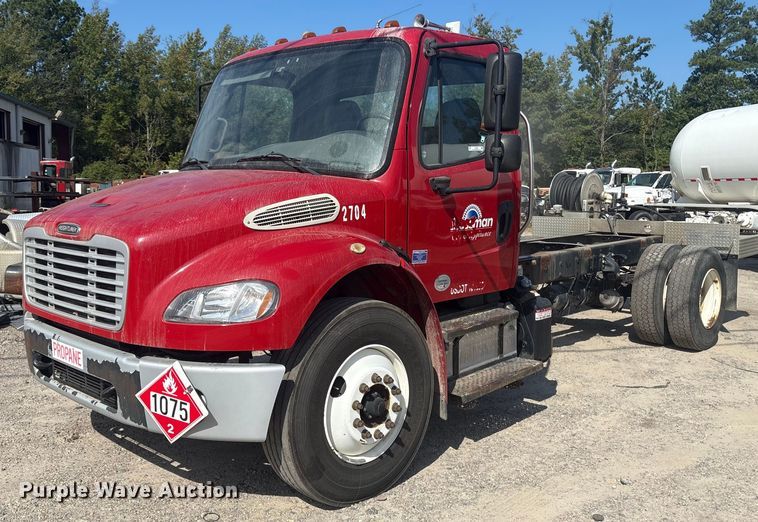 2015 Freightliner M2 truck cab and chassis - ET8536