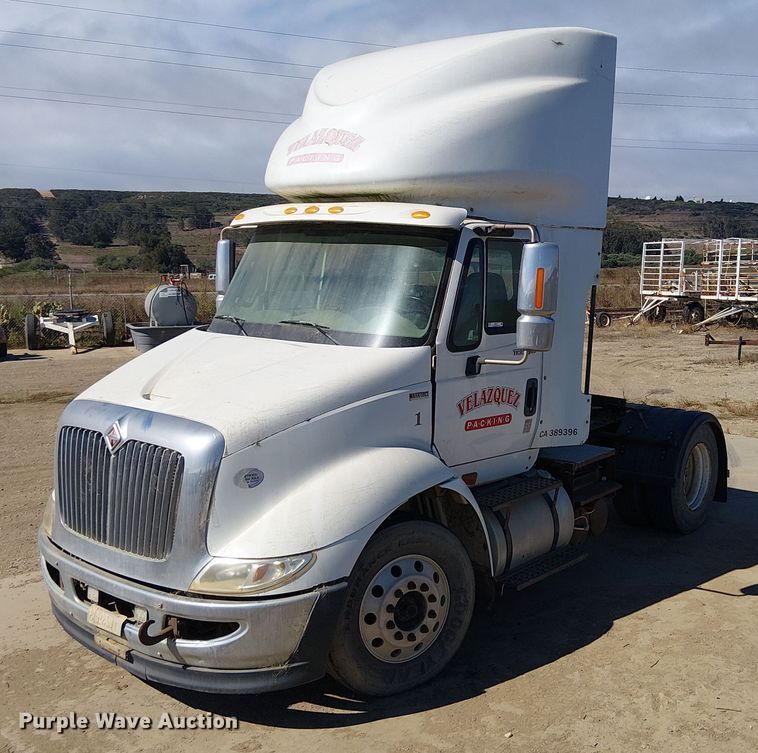 2011 International 8600 SBA semi truck - EU2511