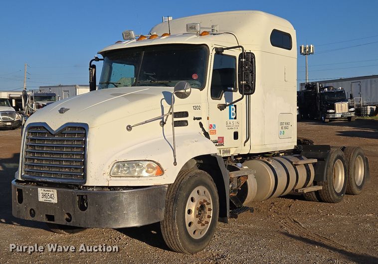 2012 Mack CXU semi truck - EU3751
