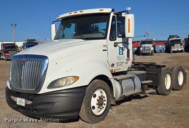2011 International Prostar semi truck - EU3755