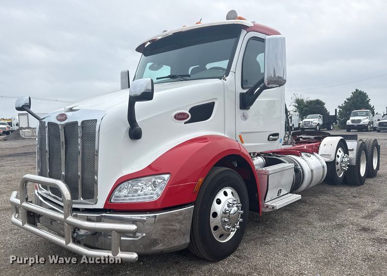 2018 Peterbilt 579 semi truck - NU9581