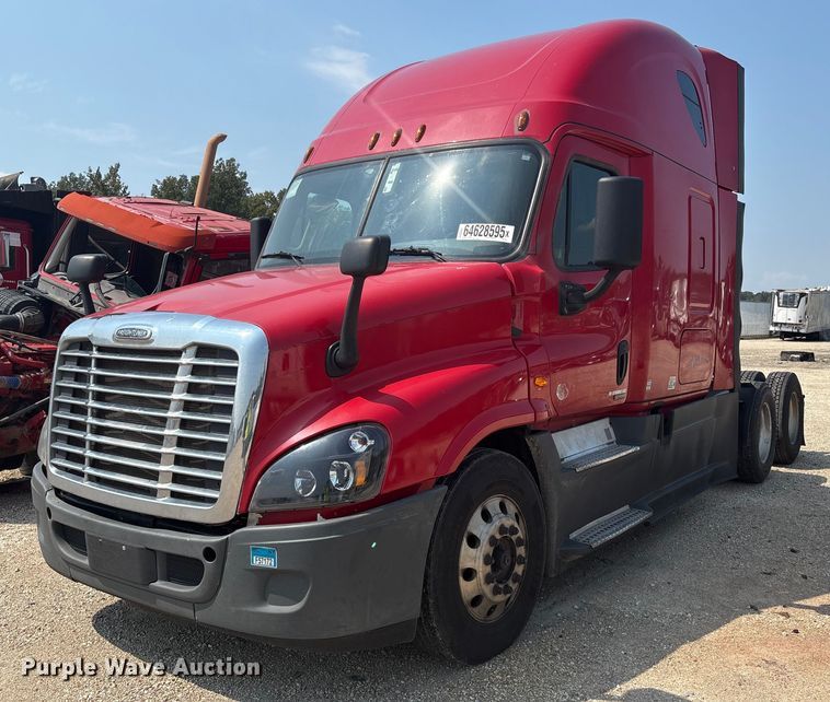 2016 Freightliner Cascadia 125 semi truck - YA0728
