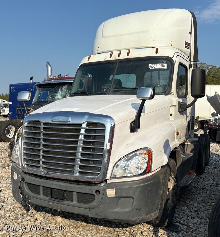 2016 Freighliner Cascadia 125 semi truck - YA0988