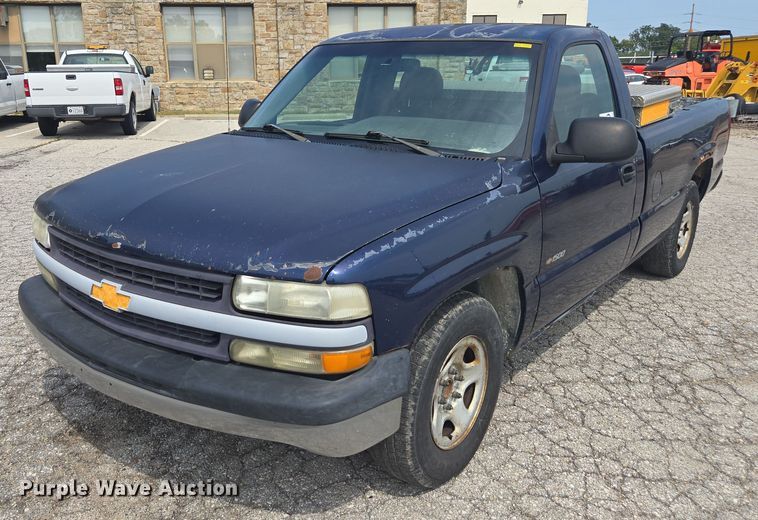 2002 Chevrolet Silverado 1500 pickup truck - DE2215