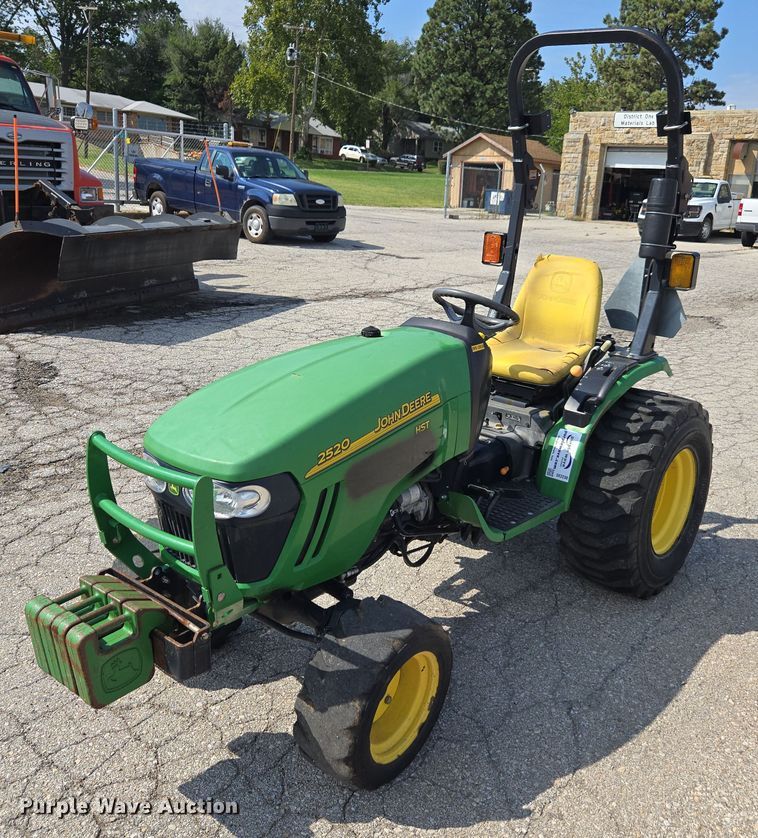 2008 John Deere 2520 MFWD tractor - DE2230