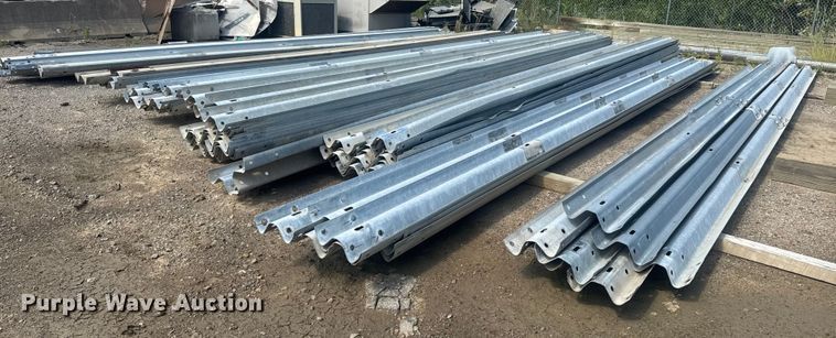 Approximately 129 pieces of guard rail - DE2255