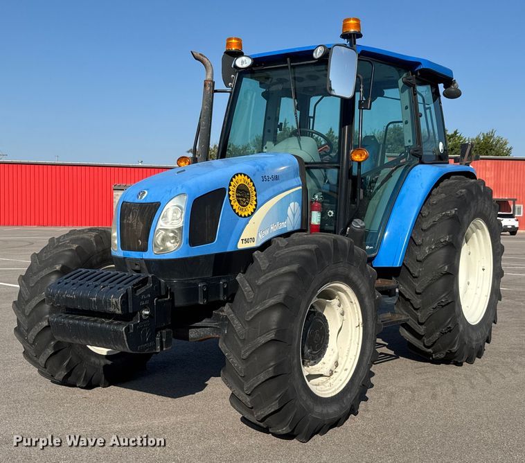 2011 New Holland T5070 MFWD tractor - EM8108