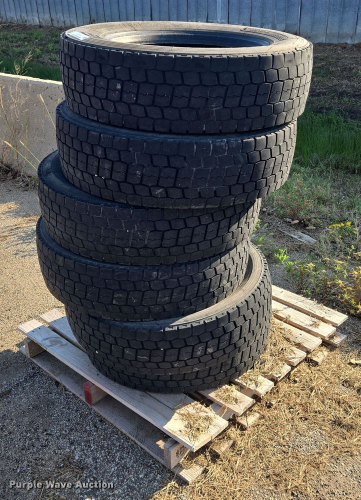 (6) 225/70R19.5 tires - EM8124