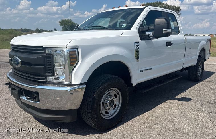 2018 Ford F350 Super Duty SuperCab pickup truck - DJ7824