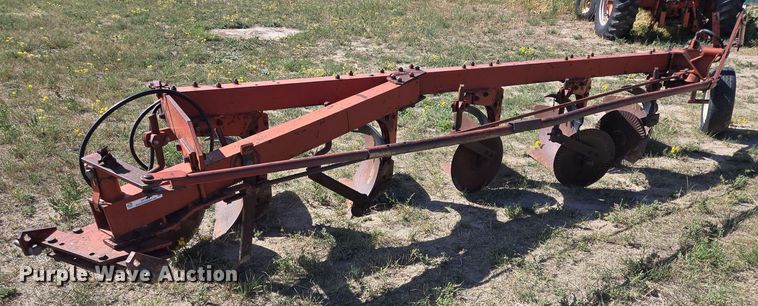 International 710 plow - DY1187
