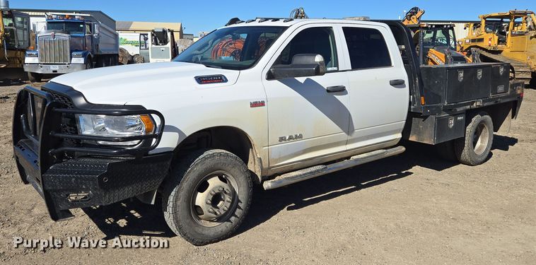 2019 RAM 3500HD Crew Cab flatbed pickup truck - DY1240
