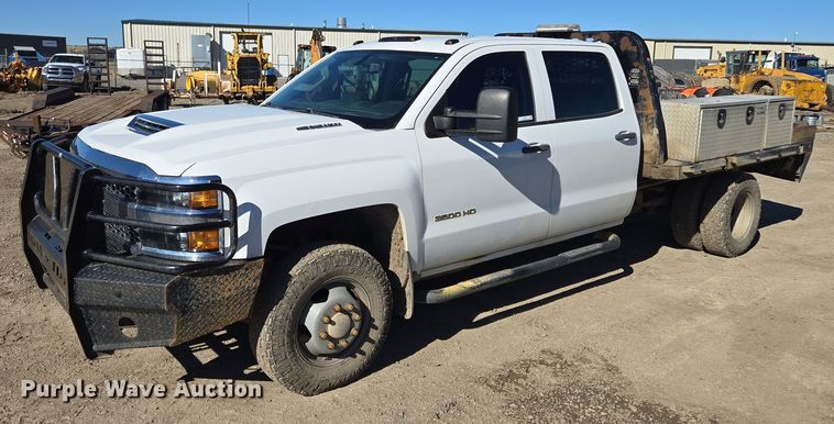 2019 Chevrolet Silverado 3500HD Crew Cab flatbed pickup truck - DY1241