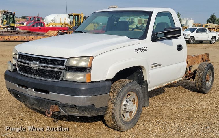 2006 Chevrolet  2500HD pickup truck cab and chassis - DZ6595