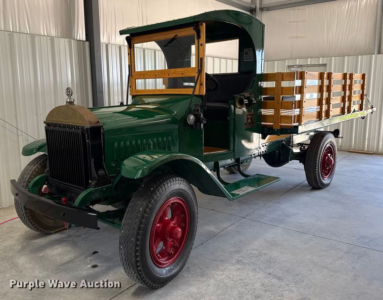 1928 Mack AB flatbed truck - DZ8965