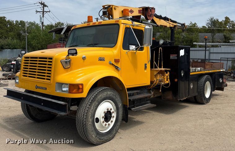 1998 International 4700 crane truck - EA7533