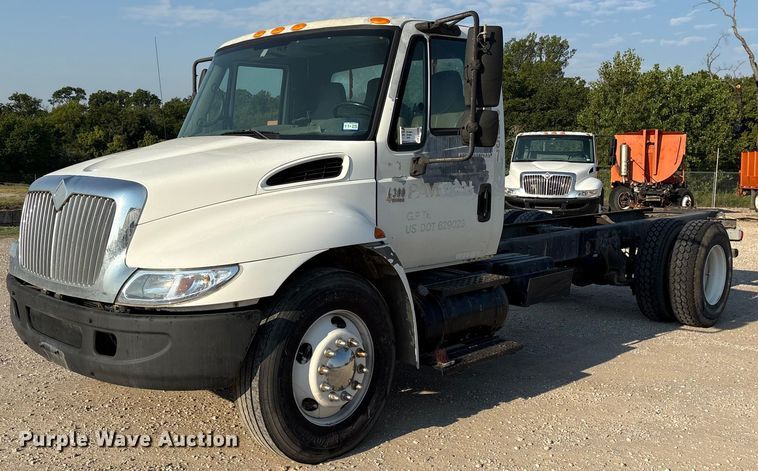 2002 International 4300 truck cab and chassis - ED5609