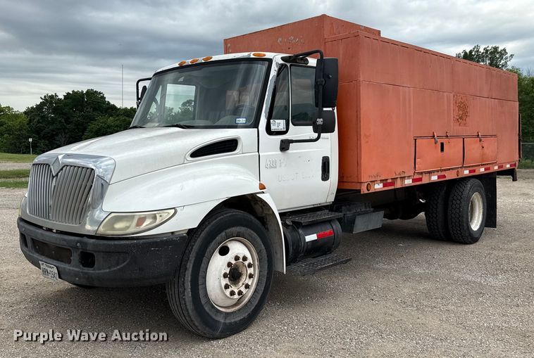 2002 International 4300 utility / service truck - ED5612
