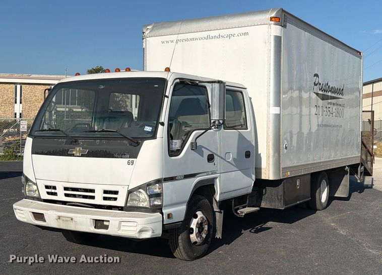 2006 Chevrolet W4500 Crew Cab box truck - ED5953
