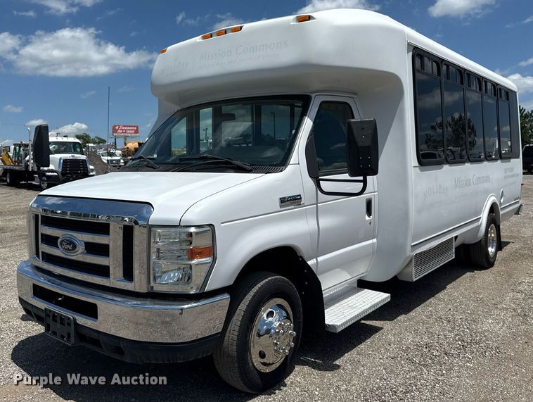 2013 Ford E450 Super Duty shuttle bus - EG5962
