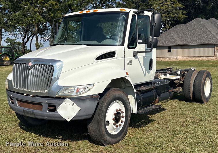 2002 International MA025 truck cab and chassis - EH7525