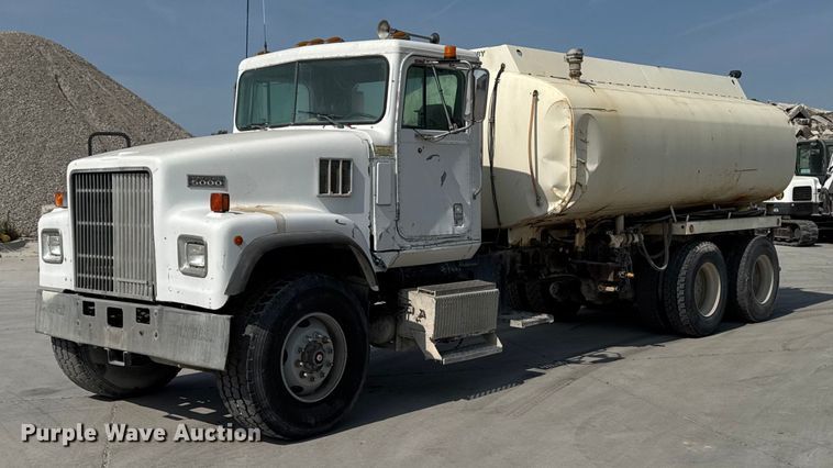 1999 International 5000 water truck - EM2354