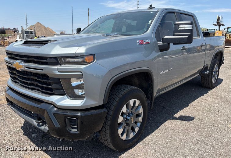 2024 Chevrolet Silverado 2500HD Crew Cab pickup truck - EM5060
