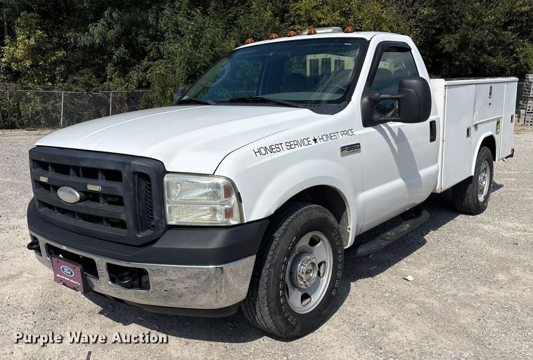 2006 Ford F350 Super Duty utility bed pickup truck - EM6065
