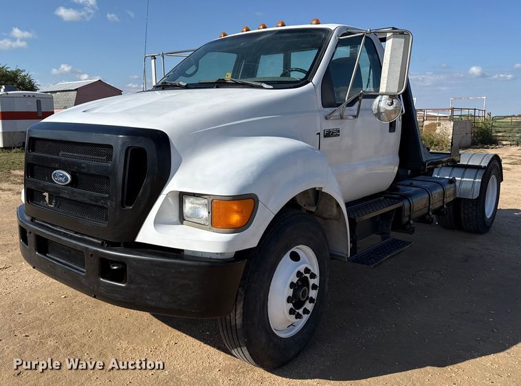 2004 Ford F750 Super Duty truck cab and chassis - EP0680