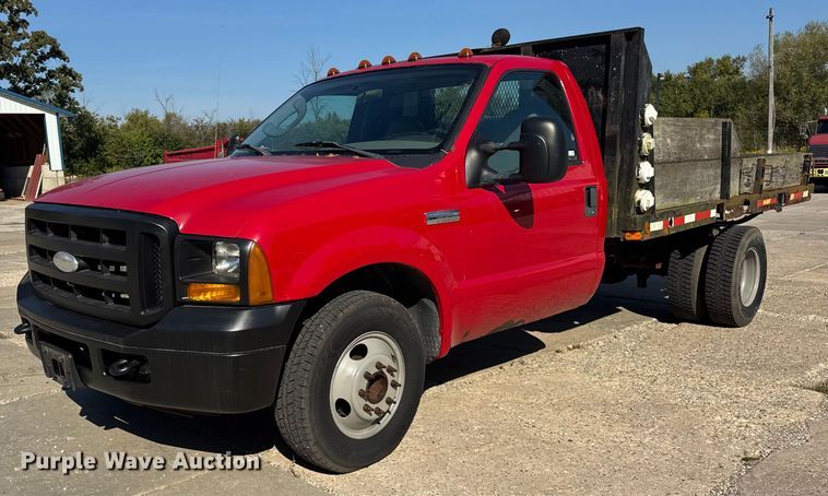 2005 Ford F350 Super Duty  flatbed pickup truck - ER0101