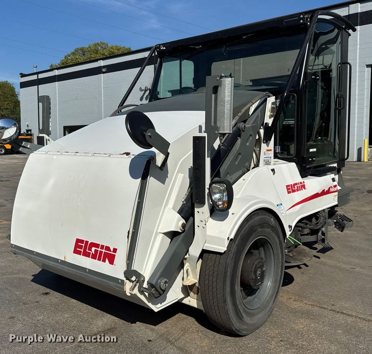 2013 Elgin Pelican Series NP street sweeper - ER0106