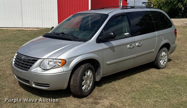 2006 Chrysler Town and Country van - ER2446