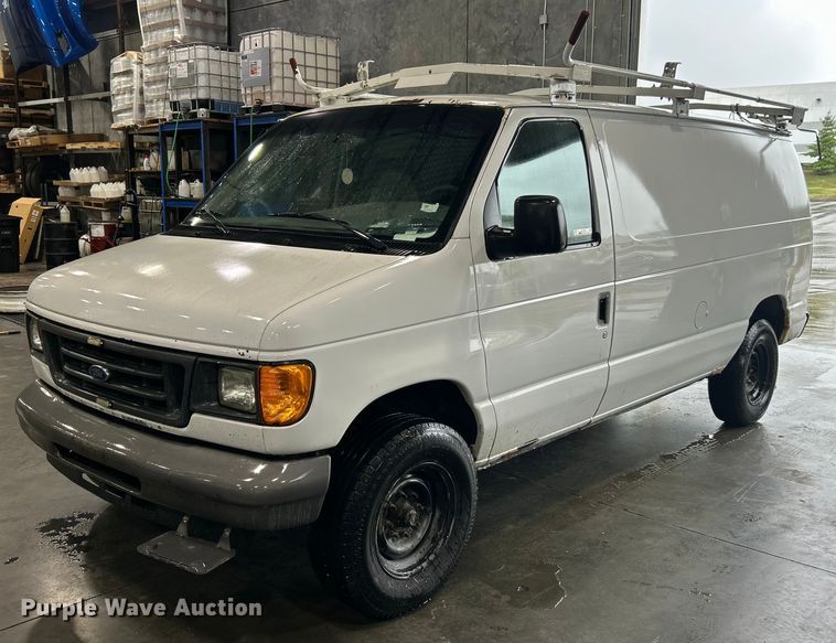 2007 Ford E250 Super Duty van - ET3210