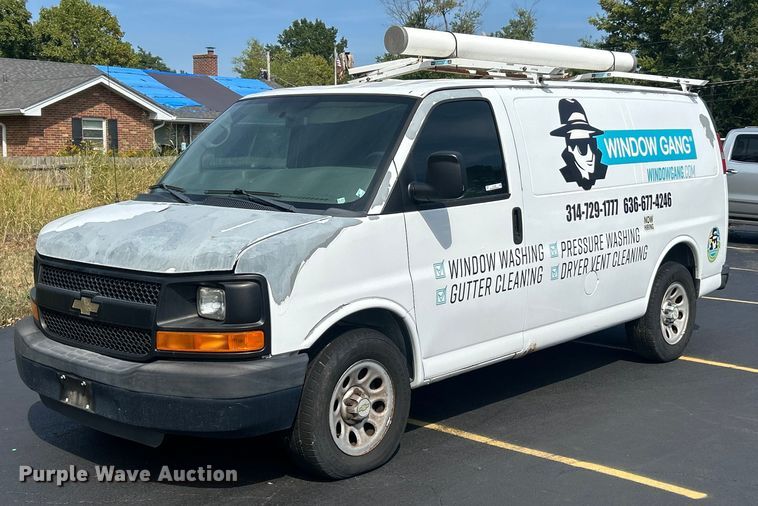 2011 Chevrolet Express van - ET3462