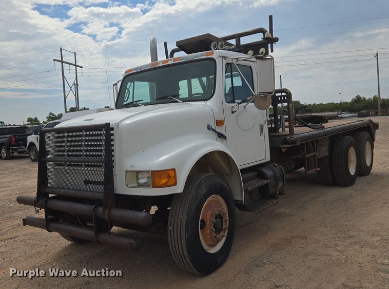 1993 International F-4900 winch truck - EU3739