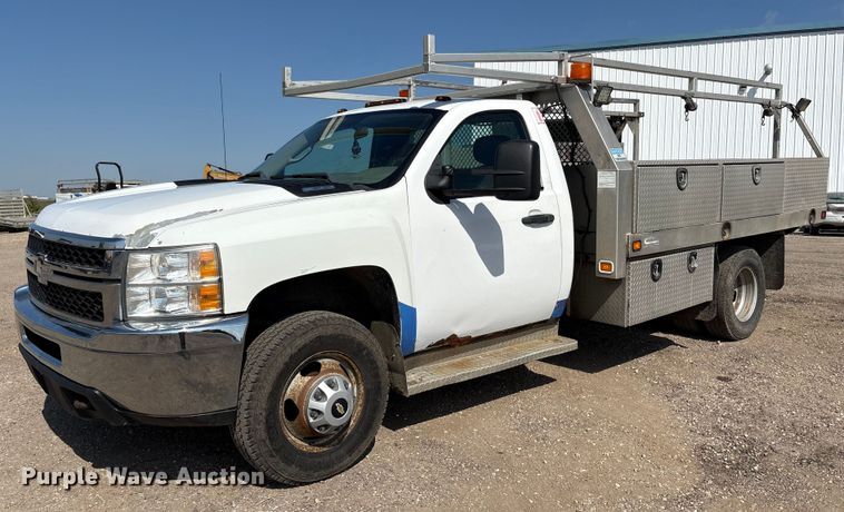2011 Chevrolet Silverado 3500HD utility bed pickup truck - EU8503