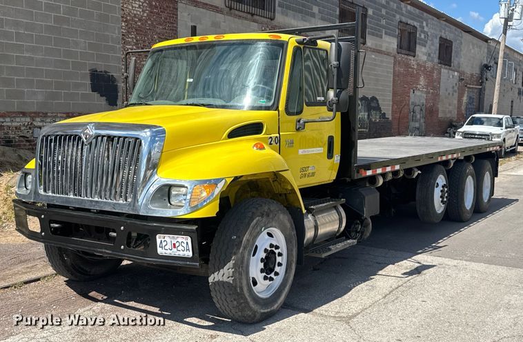 2005 International 7500 flatbed truck - EV1882