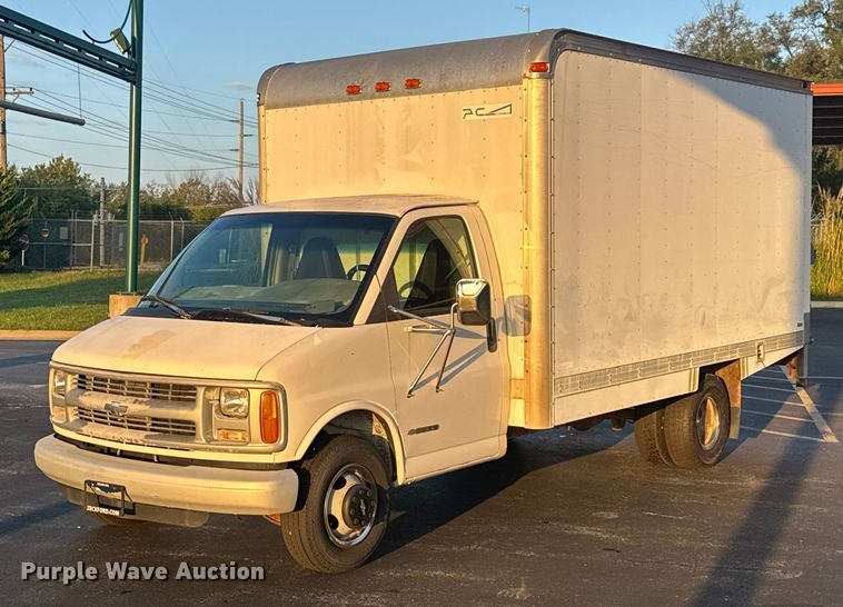 2000 Chevrolet Express box truck - EV1961
