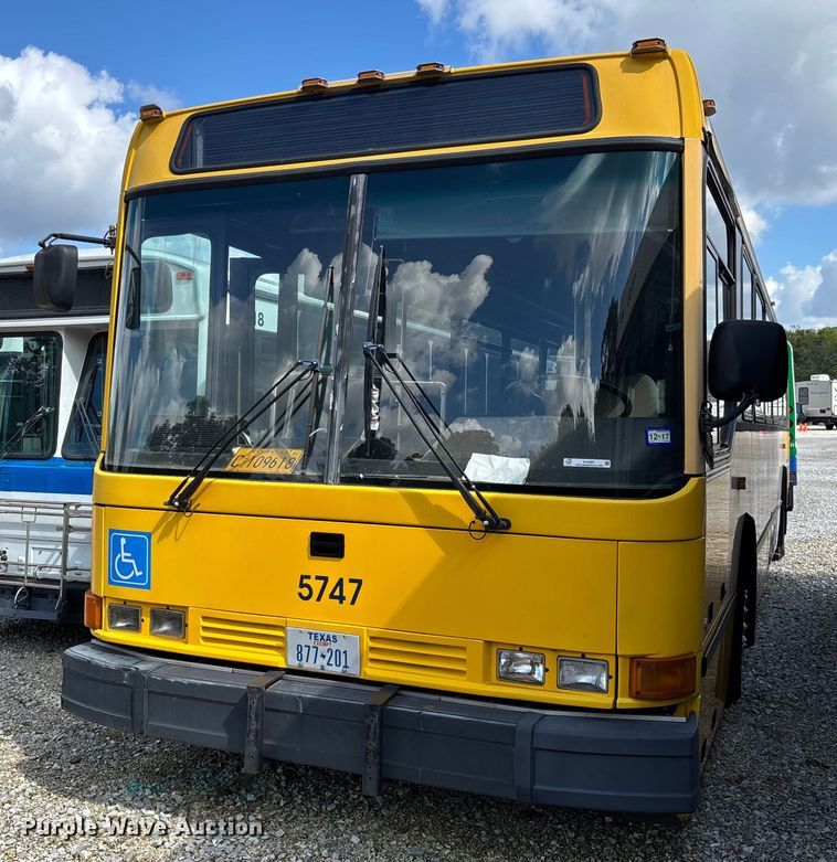 2003 North American Bus Industries SHF40 transit bus - EV3007