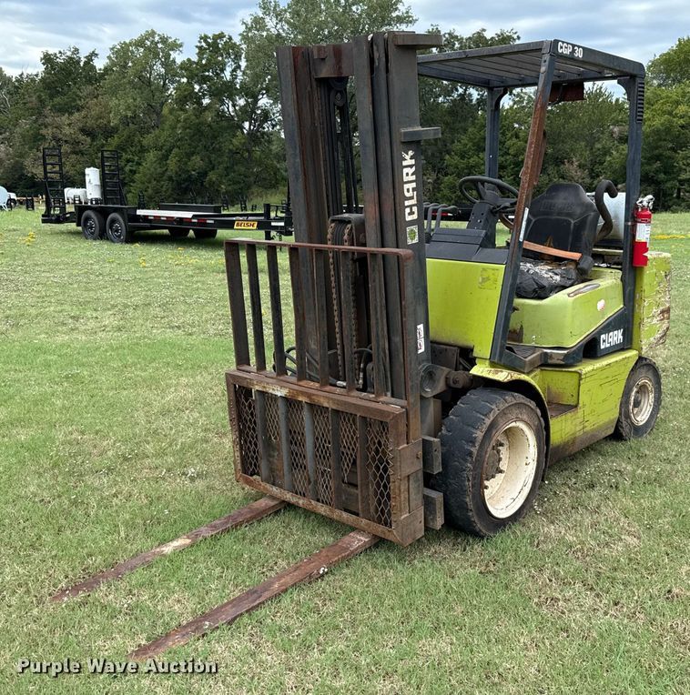Clark CGP30 forklift - GH9370