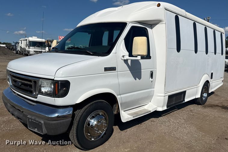 2007 Ford E350 Super Duty shuttle bus - NU9686
